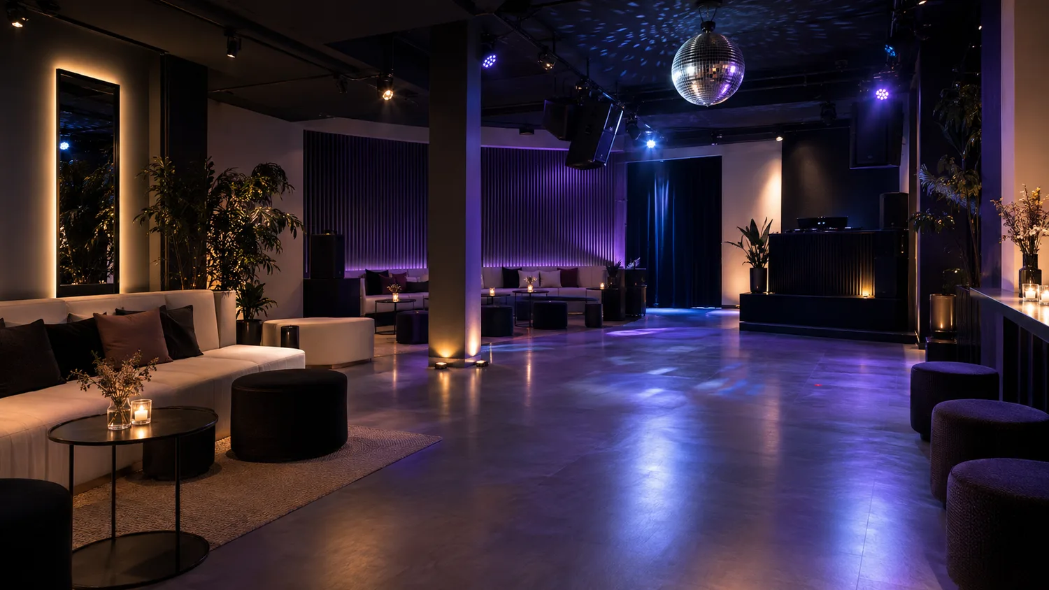 Salón chico con luces cálidas y una bola de espejos sobre la pista